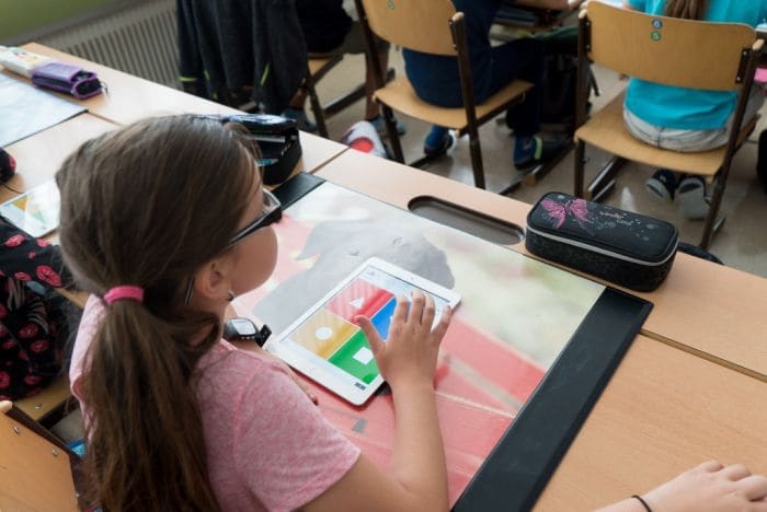 Kind mit Tablet-Computer in der Schule
